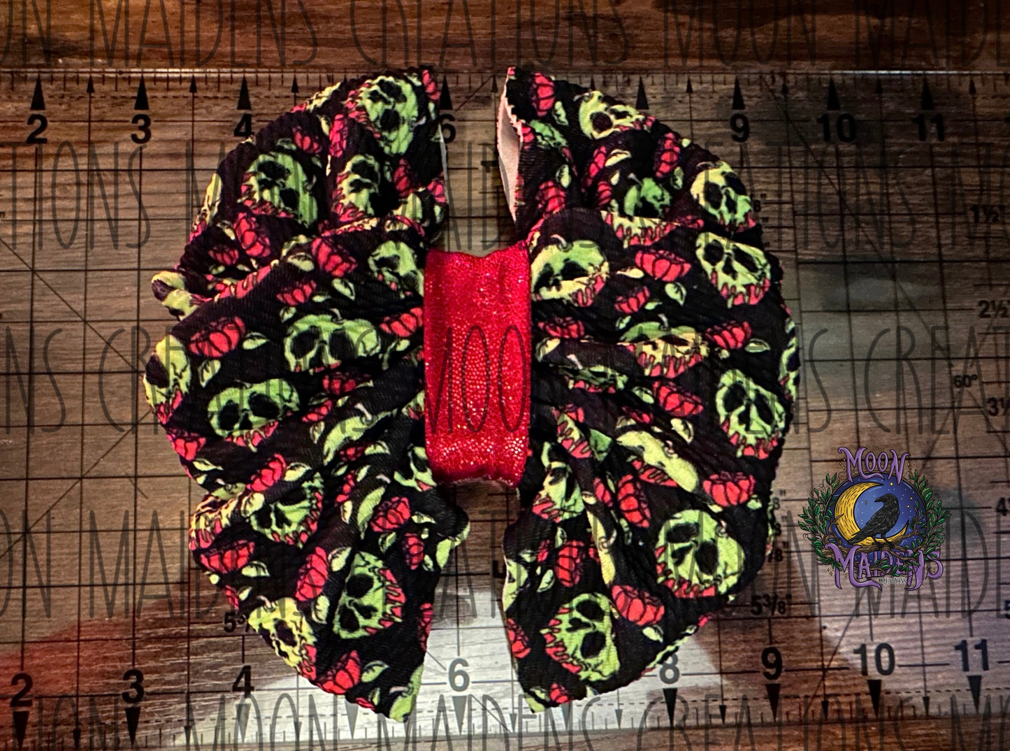 Poison Apples messy bow