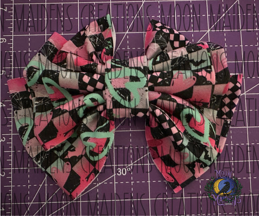 Graffiti hearts triple bow